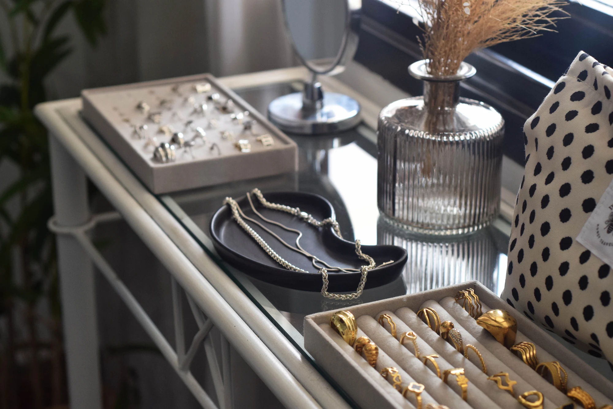 Showroom de Musas Accesorios con prendas, collares y detalles de decoración en Lomas de Zamora