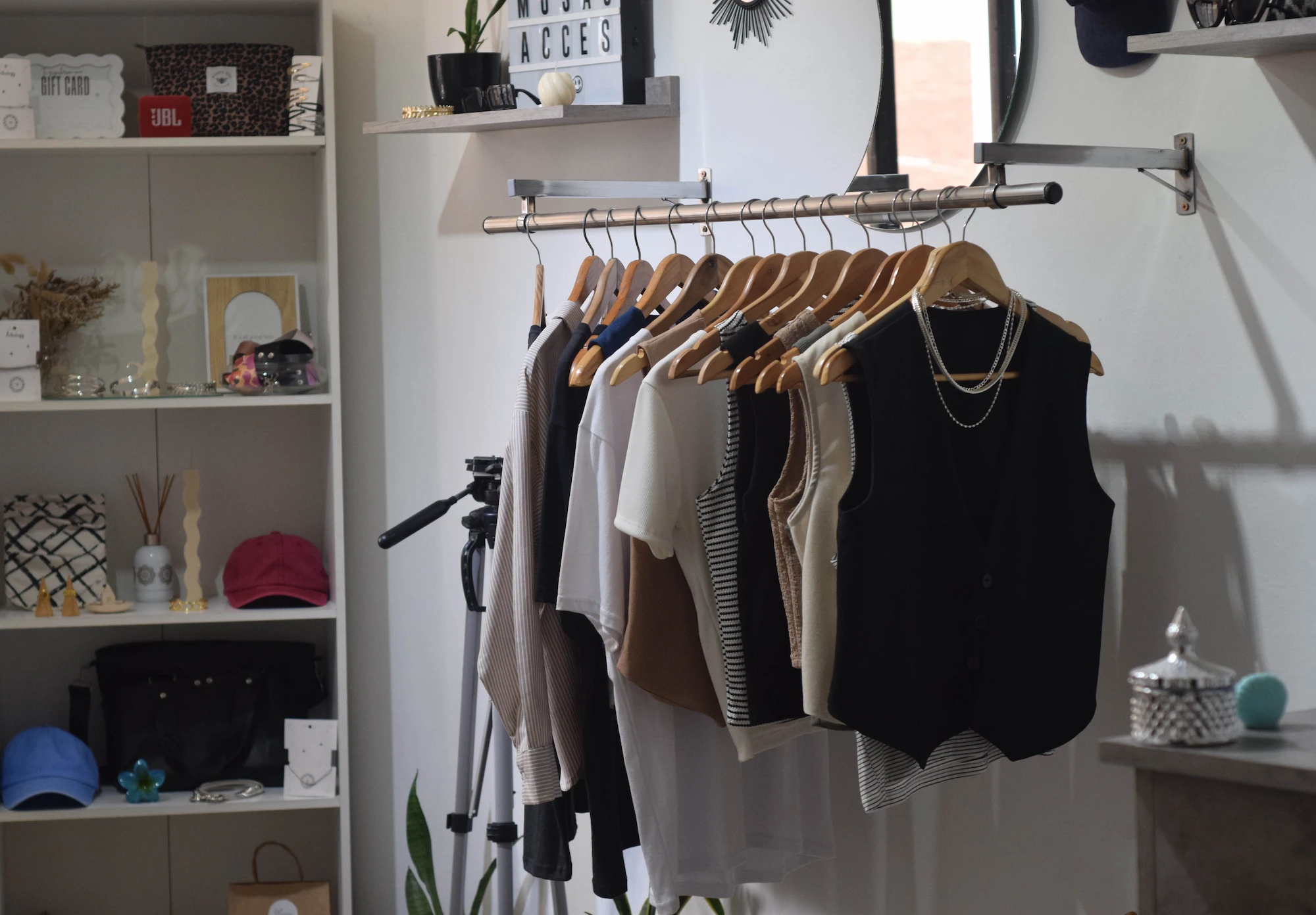 Bandeja con anillos dorados y collares de acero blanco en exhibición, accesorios de moda Musas en Lomas de Zamora