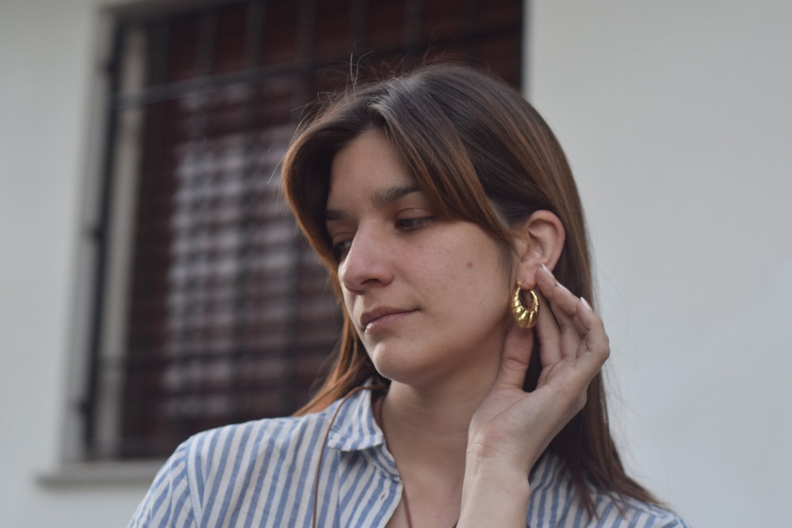 Aros magnolia dorados Musas Acces, joyería femenina artesanal