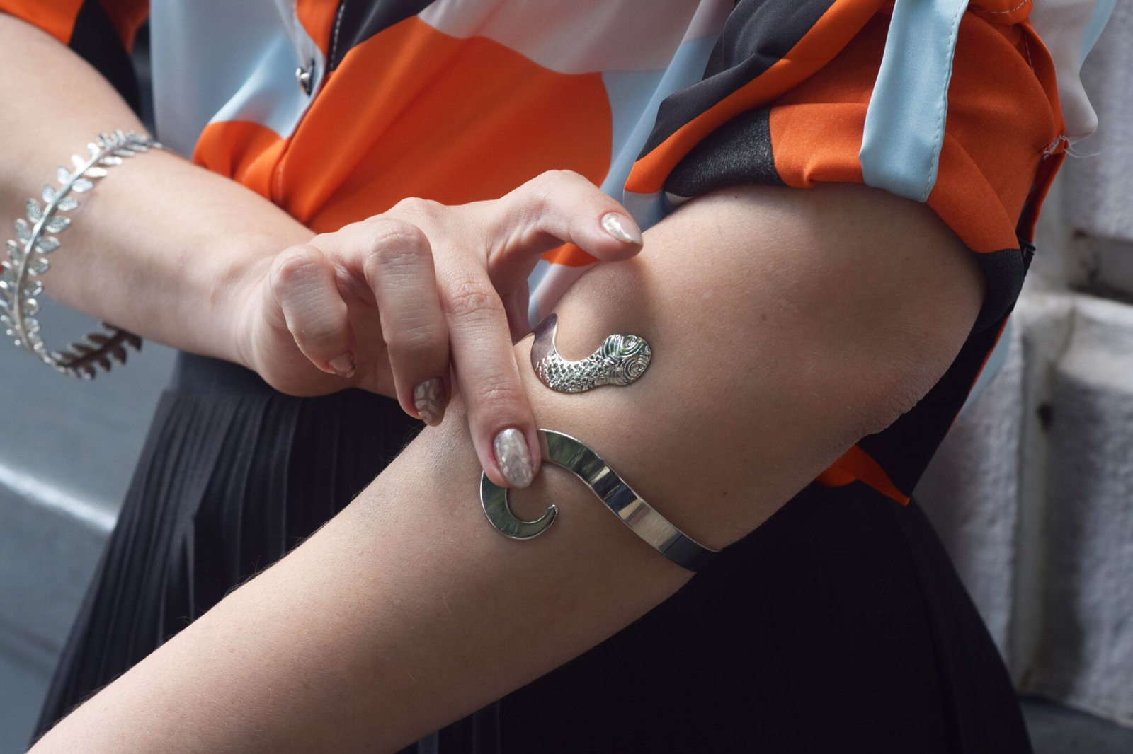 Brazallete Espiral Pulsera artesanal Musas Acces, detalle de moda