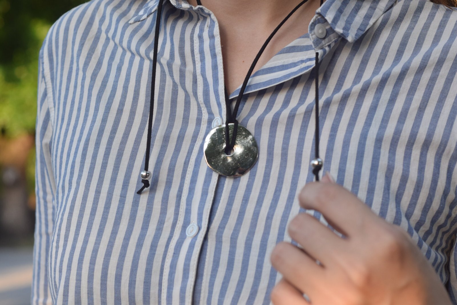 Choker Ludmila Musas Acces, collar con dije oscuro estilo urbano