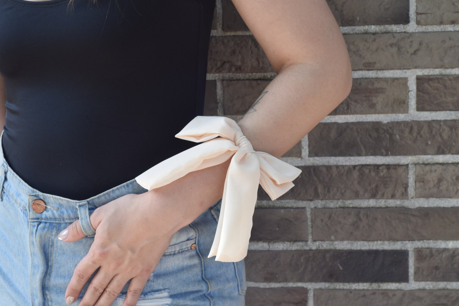 Colita de pelo color Blanco Musas Acces atado en muñeca como accesorio femenino