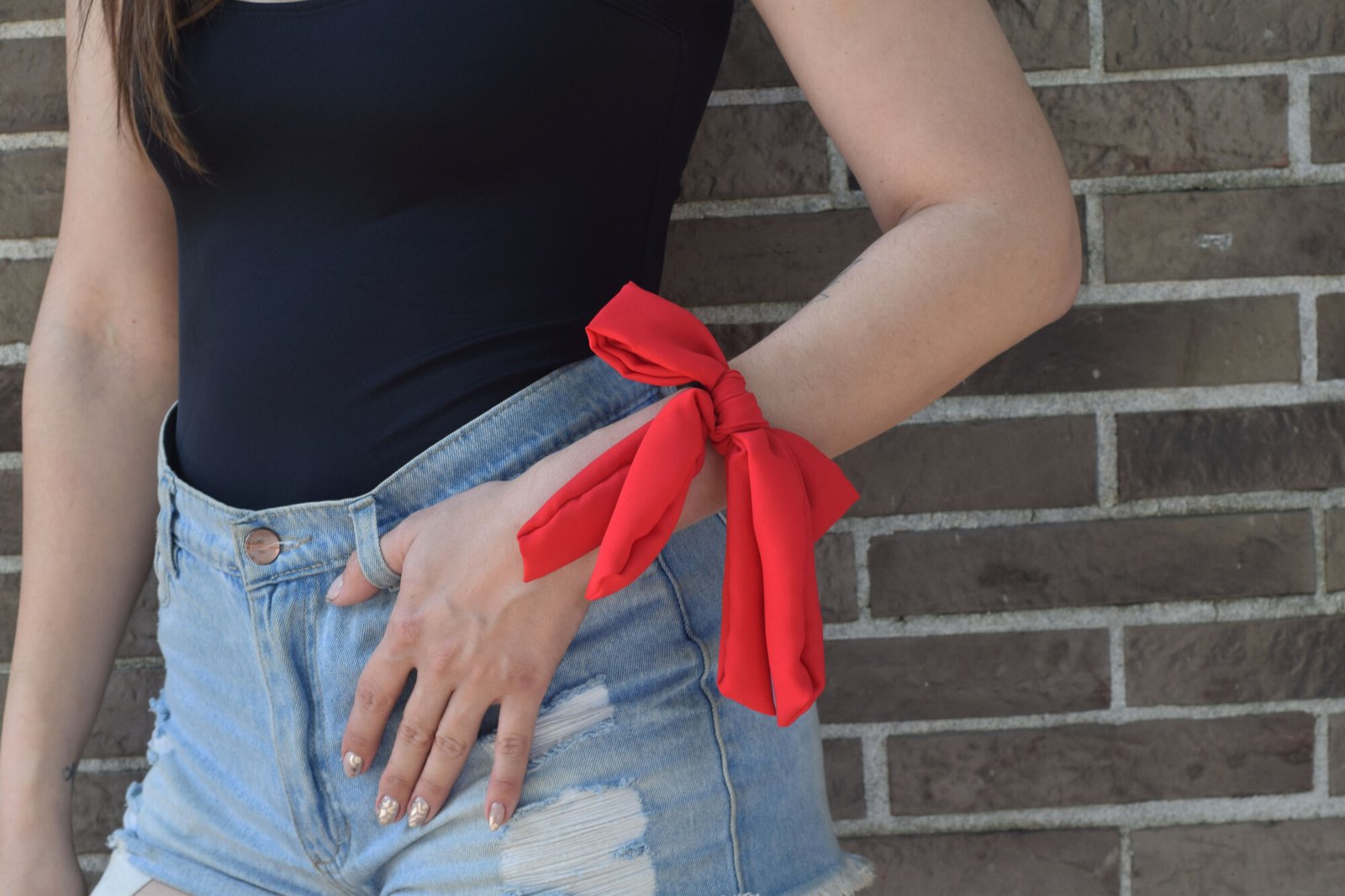 Colita de pelo Roja Musas Acces atado en muñeca como accesorio femenino