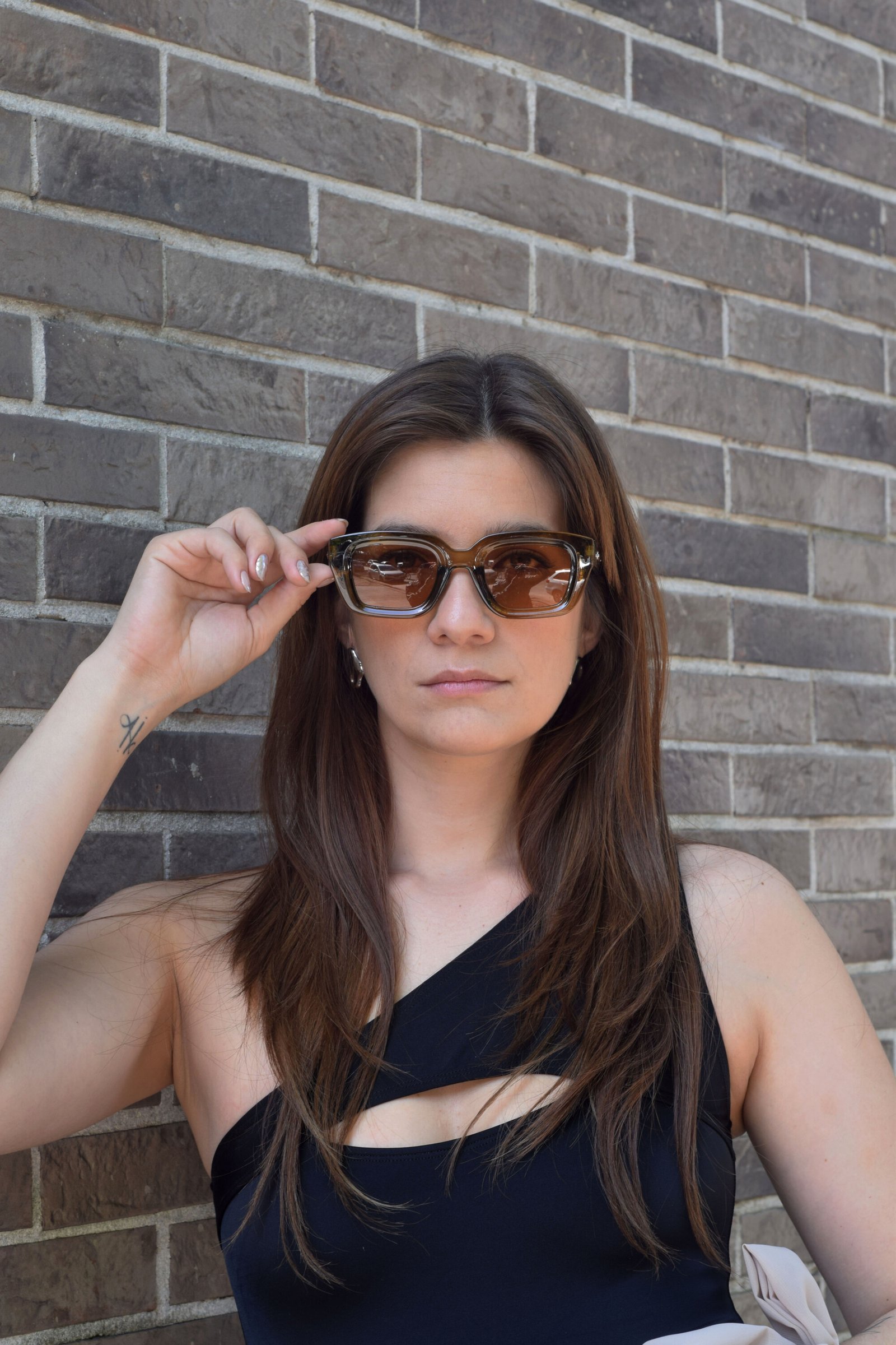 Mujer con lentes de sol Sofia Musas Acces estilo retro