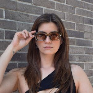 Mujer con lentes de sol Sofia Musas Acces estilo retro
