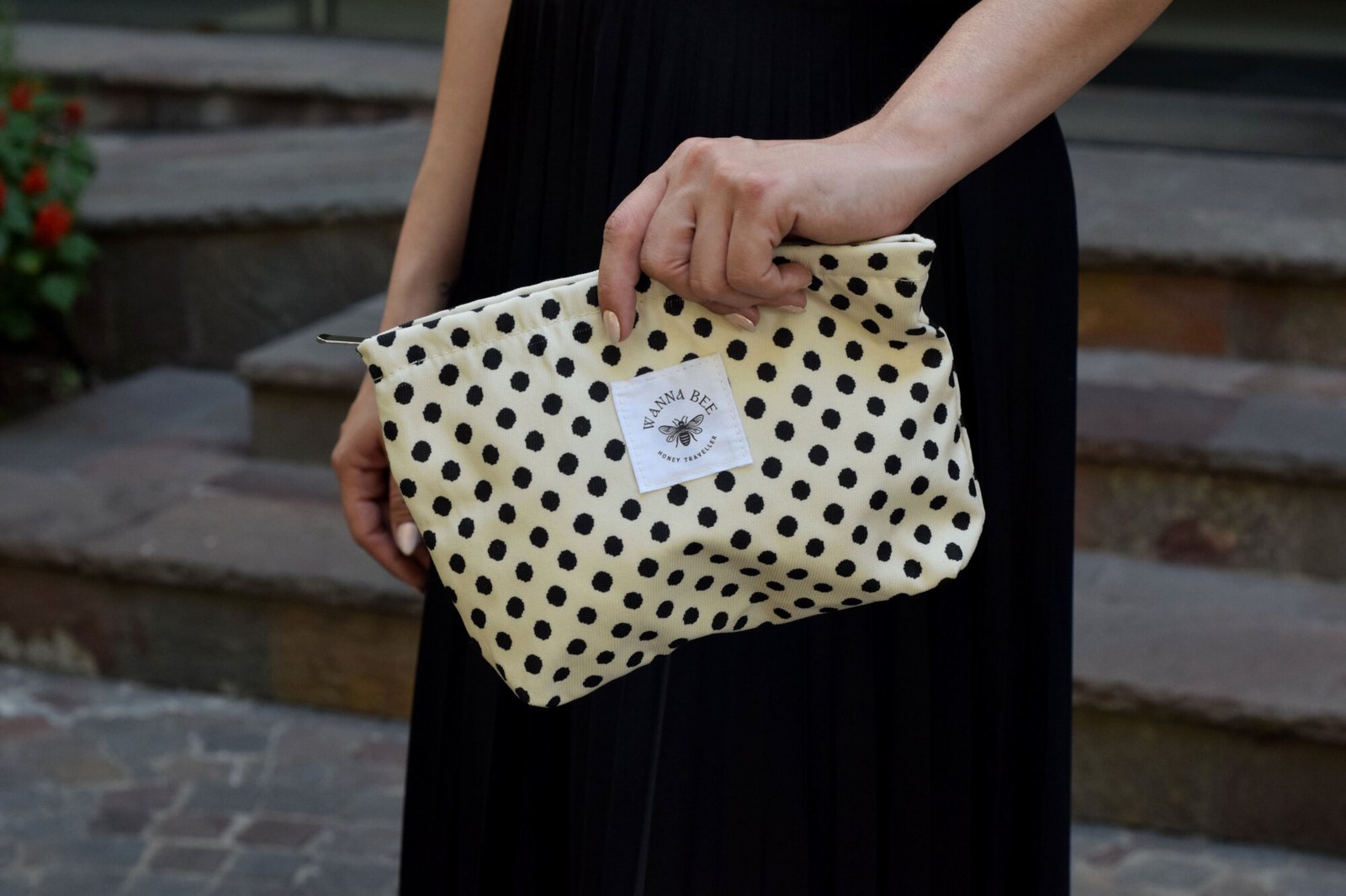 Mujer sosteniendo Neceser Lunares Musas Acces, Accesorios de mujer en Argentina