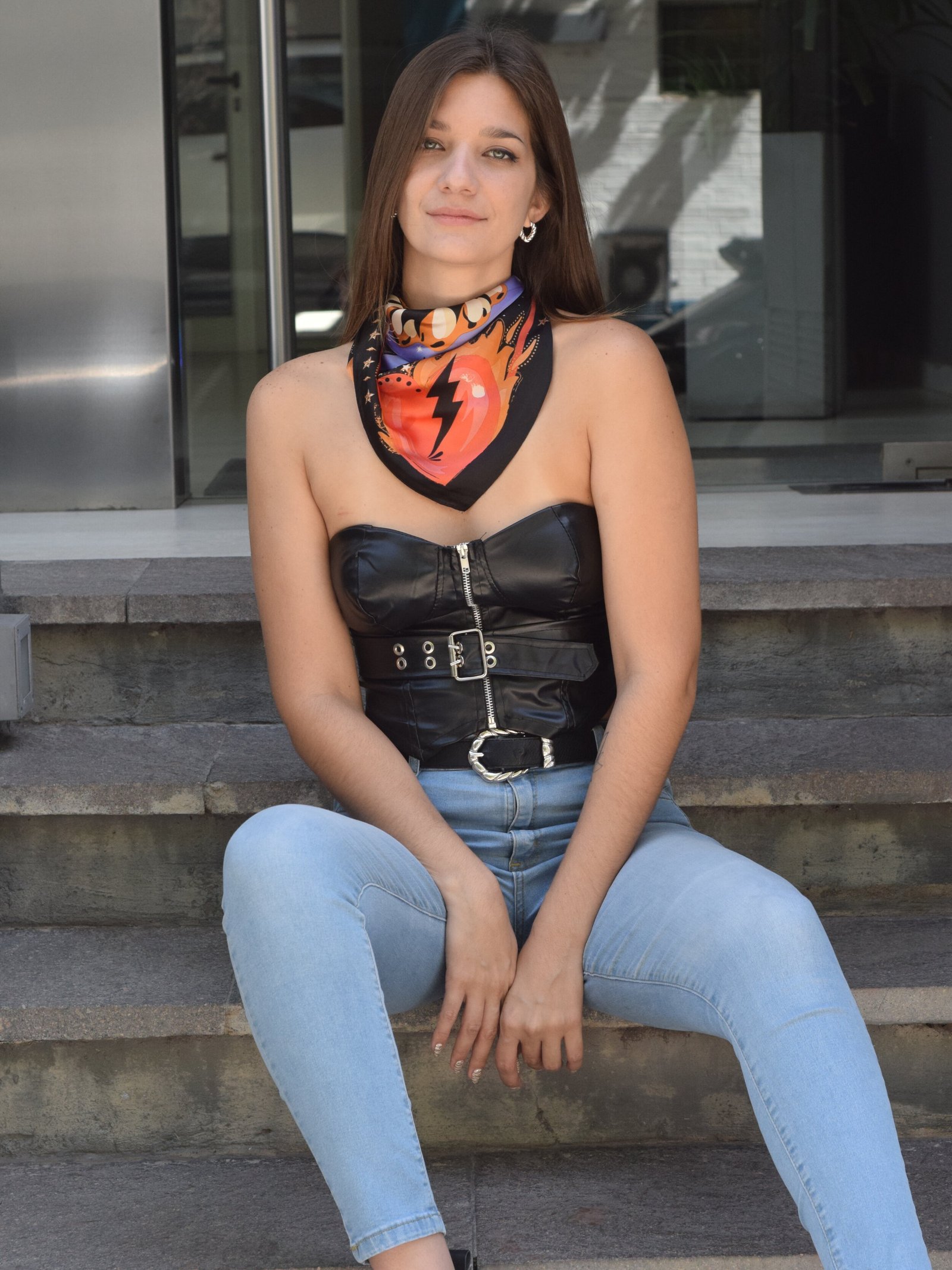 Pañuelo negro y naranja Musas Acces, accesorio de impacto femenino