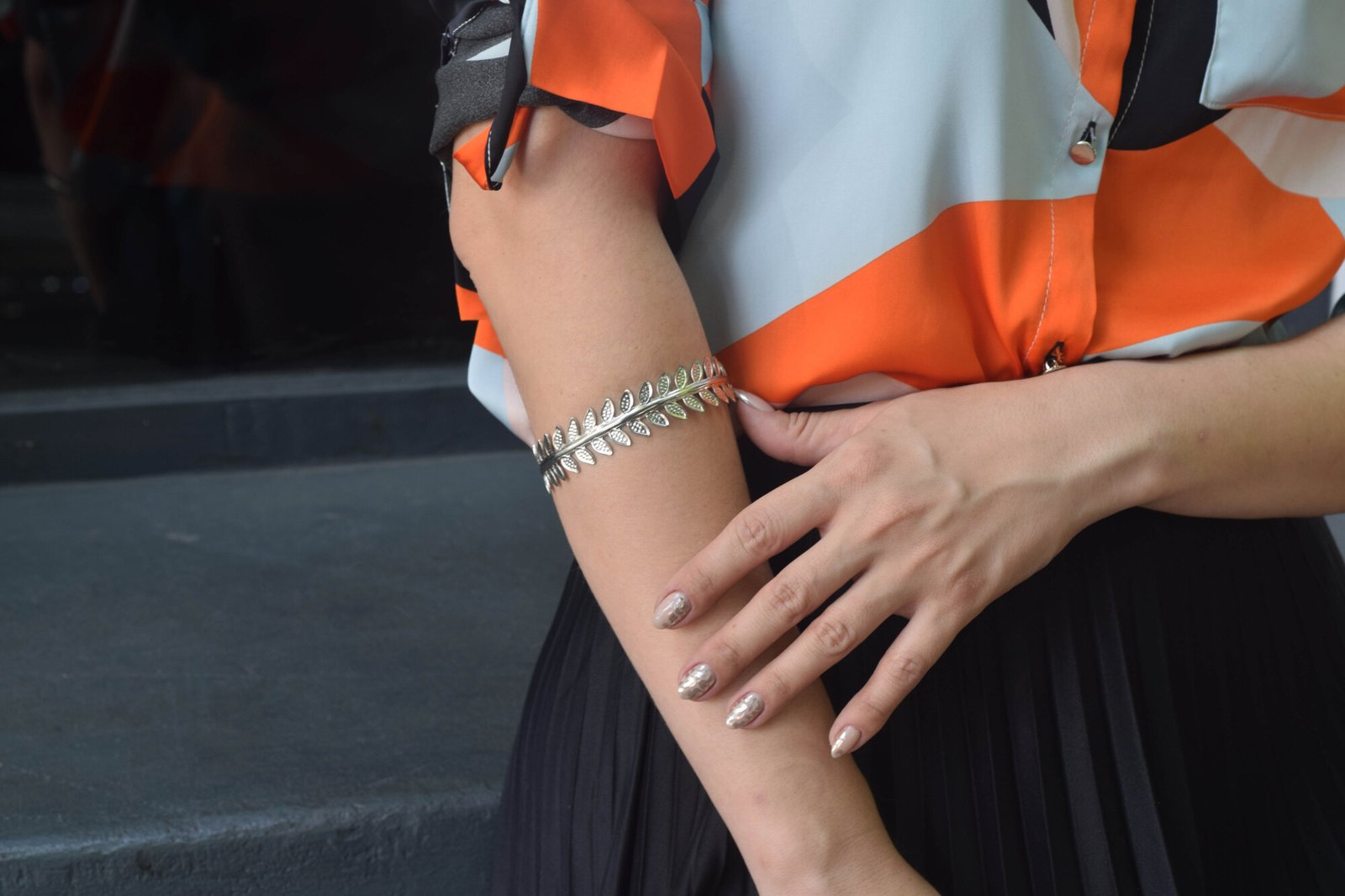 Brazallete-12 Pulsera Musas Acces combinada con blusa estampada