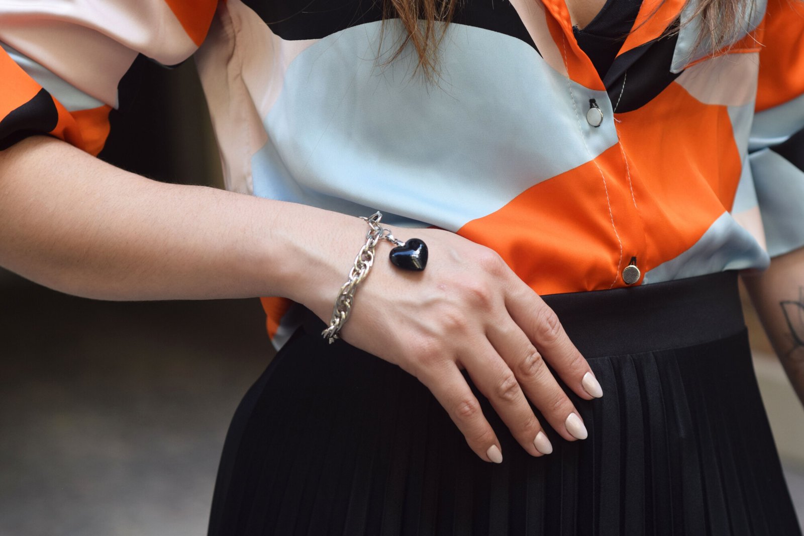 Detalle de pulsera Love Negro Musas Acces en muñeca femenina