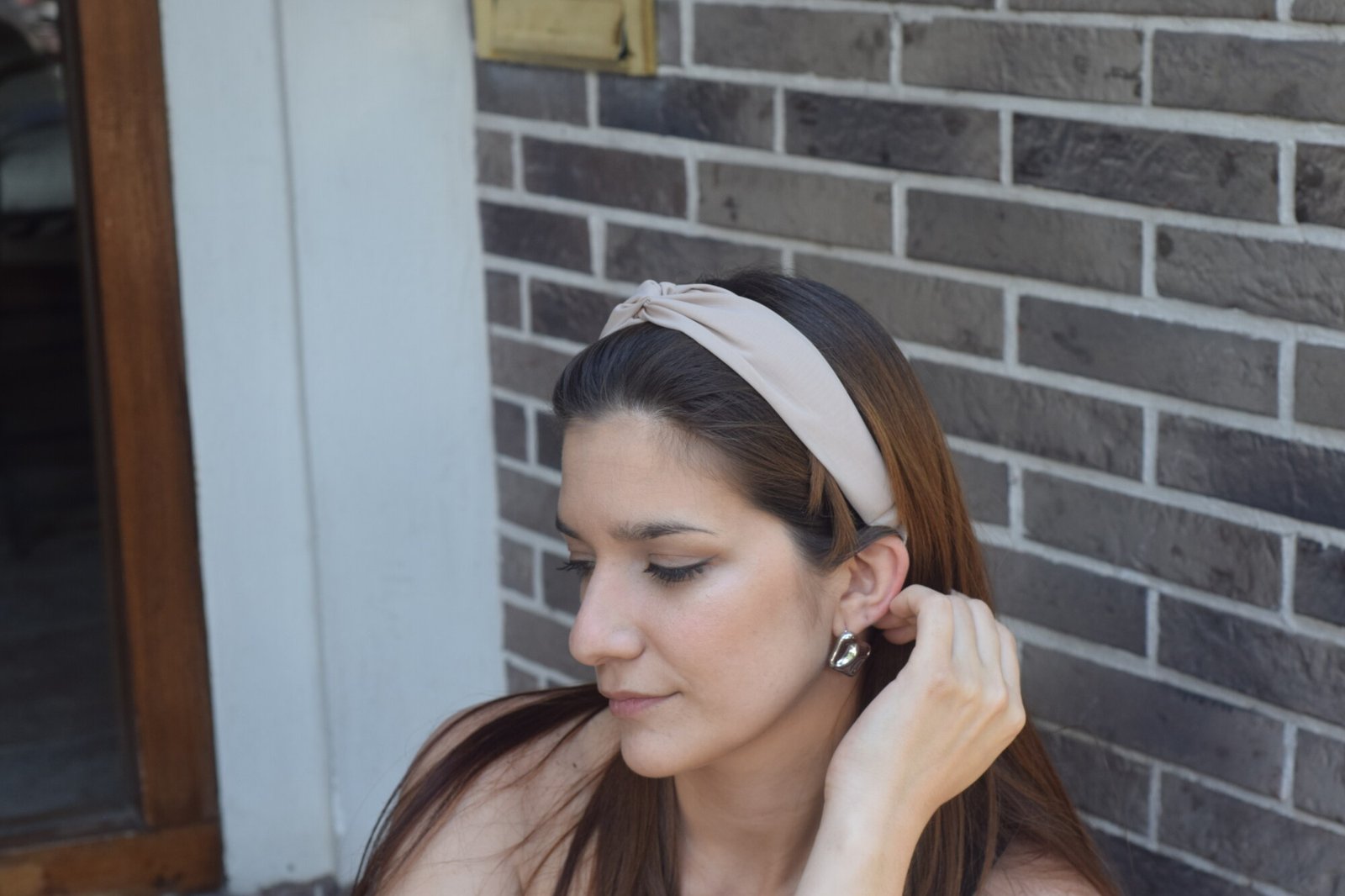 Vincha marrón Musas Acces en peinado suelto