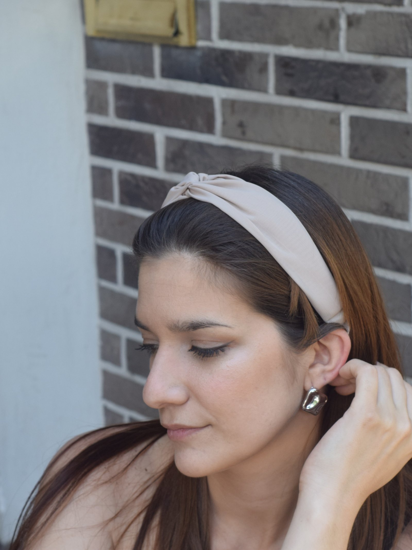 Vincha marrón Musas Acces en peinado suelto