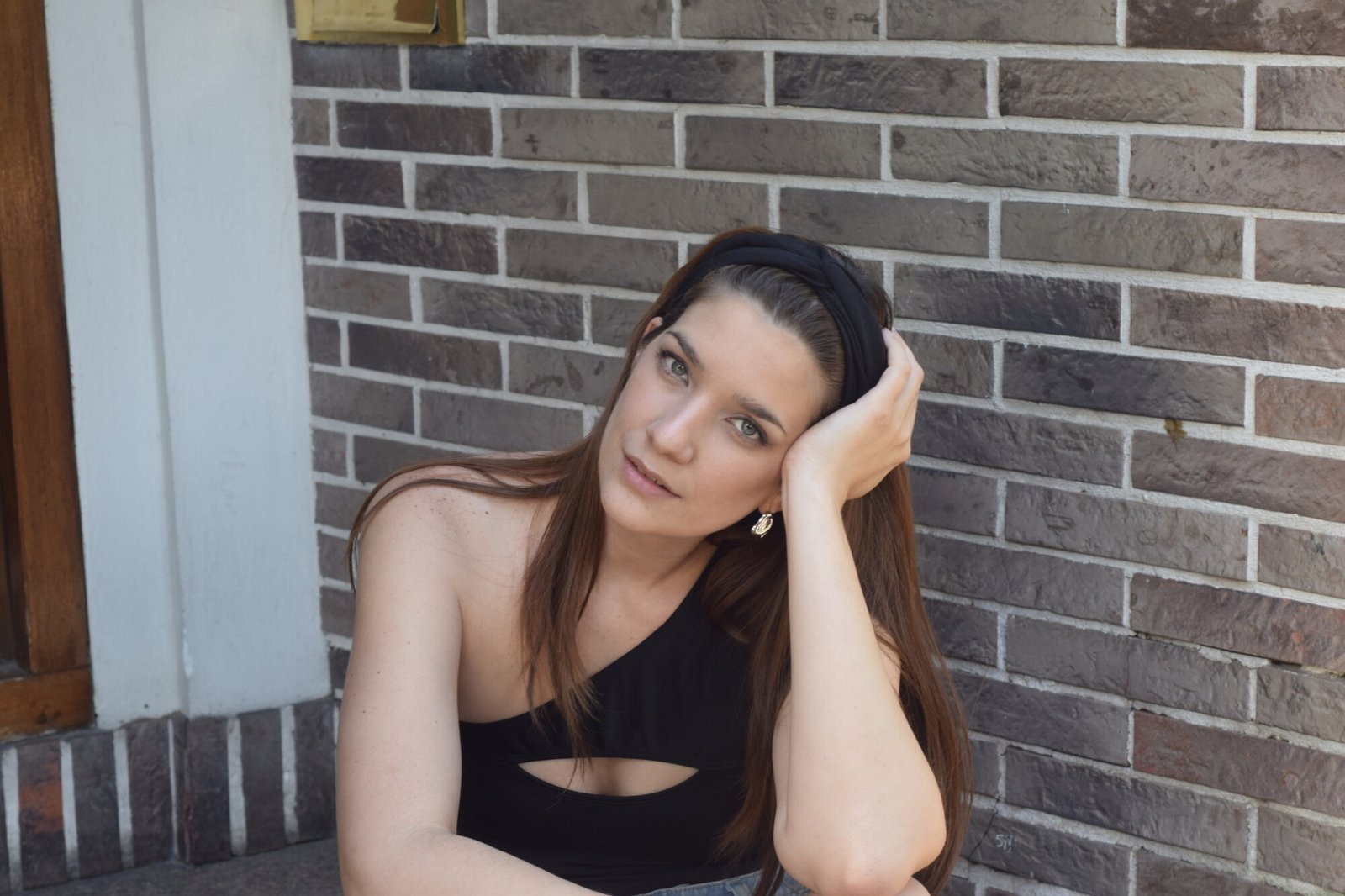 Vincha para el cabello Musas Acces color negro en look femenino