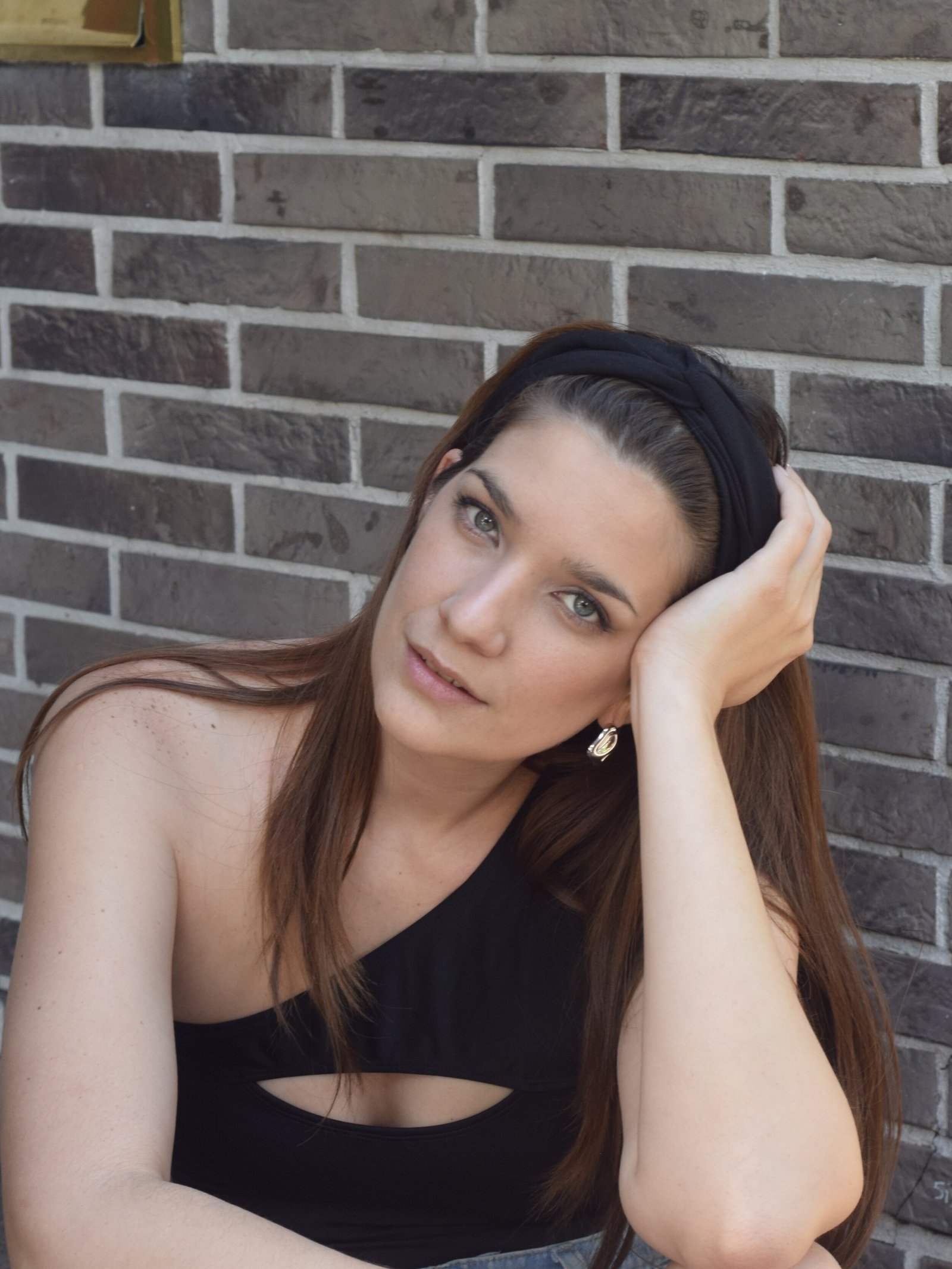 Vincha para el cabello Musas Acces color negro en look femenino